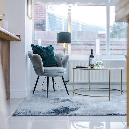 Open Plan - 3 Bedroom House - Garden And Outdoor Seating - Driveway Parking - Short Drive To City Centre Saughall Eksteriør bilde
