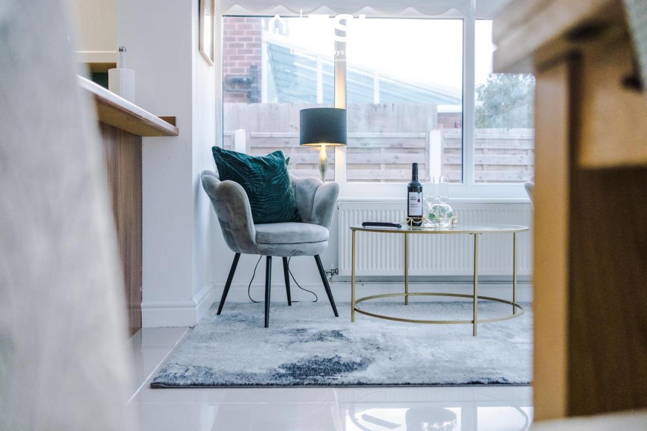 Open Plan - 3 Bedroom House - Garden And Outdoor Seating - Driveway Parking - Short Drive To City Centre Saughall Eksteriør bilde